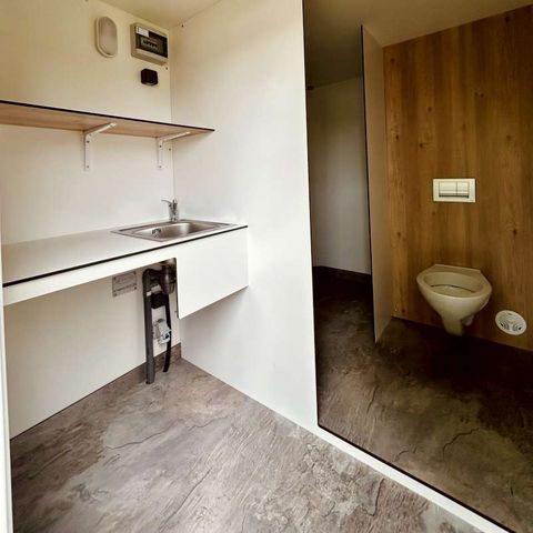 Stellplatz - Forfait Premium ausgestattet mit privaten Sanitäranlagen - Stromanschluss + Fahrzeug