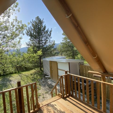 Tente en toile et en bois 4 personnes - Cabane Standard "Amazone" 30m² - 2 chambres - Terrasse + sanitaire privé