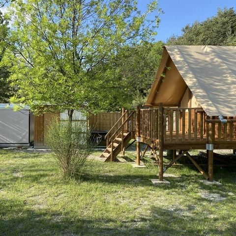 Tente en toile et en bois 4 personnes - Cabane Standard "Amazone" 30m² - 2 chambres - Terrasse + sanitaire privé