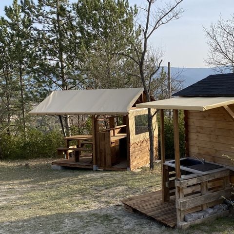 Hébergement 4 personnes - Cabane Insolite "Hobbit" 10m² - 1 chambre avec Clim + Terrasse + espace repas + sanitaire privé