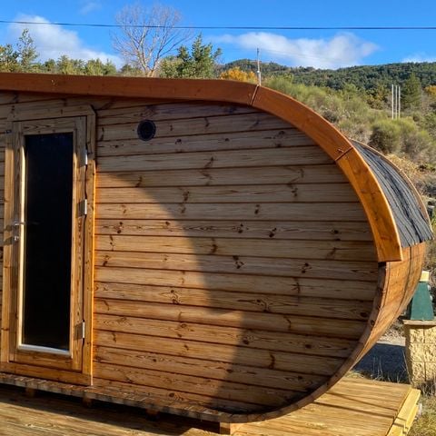 Hébergement 4 personnes - Cabane Insolite "Hobbit" 10m² - 1 chambre avec Clim + Terrasse + espace repas + sanitaire privé