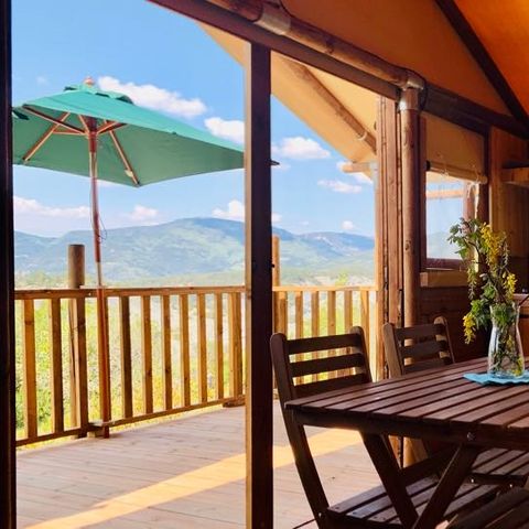 Tente en toile et en bois 5 personnes - Lodge Confort "Paillotte" 35m² - 2 chambres + sanitaire - Terrasse couverte