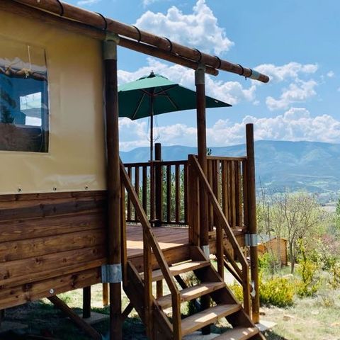 Tente en toile et en bois 5 personnes - Lodge Confort "Paillotte" 35m² - 2 chambres + sanitaire - Terrasse couverte