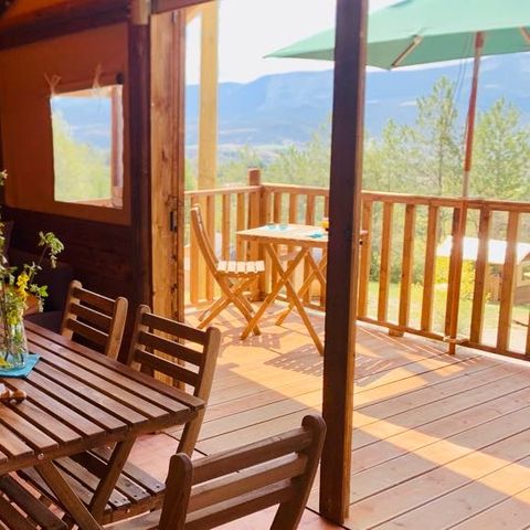 Tente en toile et en bois 5 personnes - Lodge Confort "Paillotte" 35m² - 2 chambres + sanitaire - Terrasse couverte