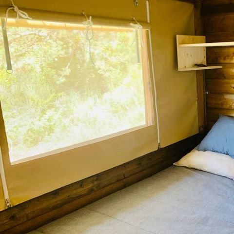 Tente en toile et en bois 5 personnes - Lodge Confort "Paillotte" 35m² - 2 chambres + sanitaire - Terrasse couverte