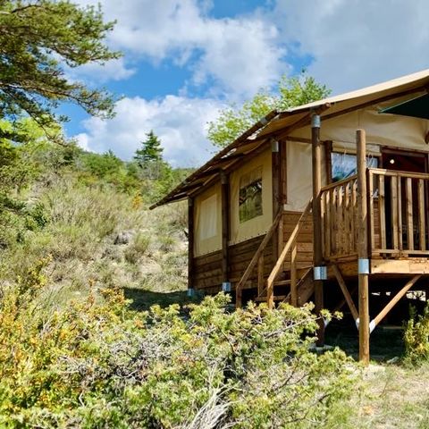 Tente en toile et en bois 5 personnes - Lodge Confort "Paillotte" 35m² - 2 chambres + sanitaire - Terrasse couverte