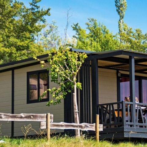 Chalet 5 personen - Confort "Nouméa" 25m² - 2 kamers (Model 1) - Overdekt terras + TV