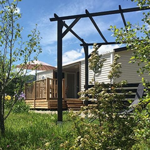 MOBILHOME 4 personnes - Premium "Patio" 37m² - 2 chambres - 2 salles de douche + Jardin privé + 2 TV + Nespresso