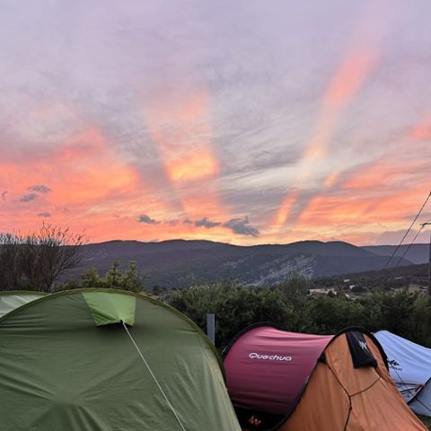 PIAZZOLA - Pacchetto Comfort - piazzola per tenda, roulotte o camper (1 auto / elettricità)