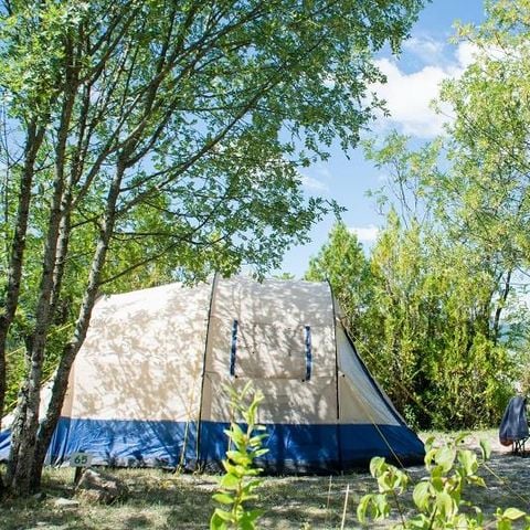 PIAZZOLA - Pacchetto Comfort - piazzola per tenda, roulotte o camper (1 auto / elettricità)