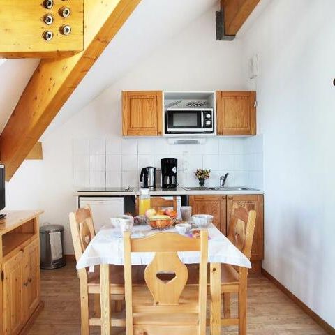 APARTMENT 6 people