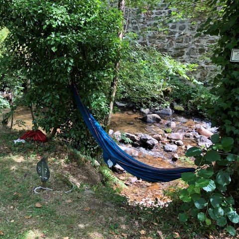 Kampeerplaats - Privilegeplaats bij de rivier (elektriciteit inbegrepen)