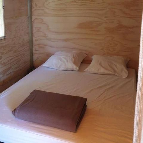 Safarizelt 5 personen - C- Lodge pilotis - 2 Zimmer 24m² mit überdachter Terrasse