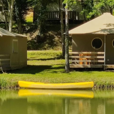 BUNGALOW TOILÉ 5 personnes - TENTE LODGE 40 M2 SANS SANITAIRES - AU BORD DE L'ETANG DE PECHE