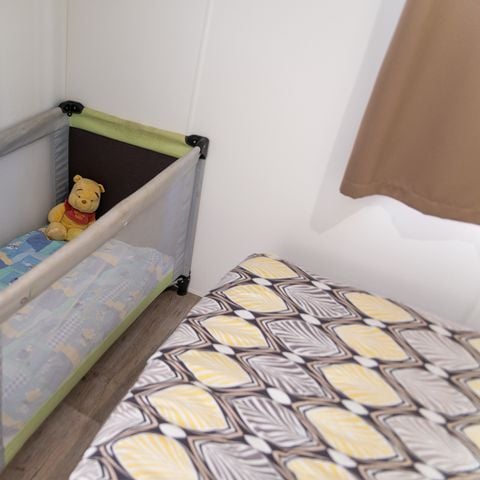 Mobilheim 6 Personen - CONFORT Mobilheim 2 Schlafz. CATLEYA (2017) 27m² + halboffene Terrasse, Wohnzimmer [Sonntag/Sonntag 4/6 Pers.