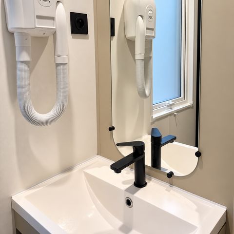 Stacaravan 6 personen - Homeflower Premium 35 m² - 3 slaapkamers - Halfoverdekt terras - Tv - Vaatwasser - Plancha - Airconditioning - Bedlinnenpakket inbegrepen