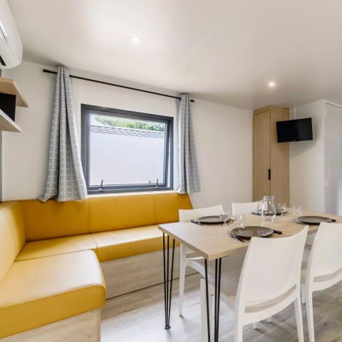 Stacaravan 6 personen - Premium 4 kamers 6 personen Airconditioning + TV + Jacuzzi