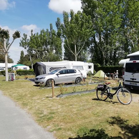 Kampeerplaats - Pakket 2: standplaats + 1 voertuig + elektriciteit 6 A