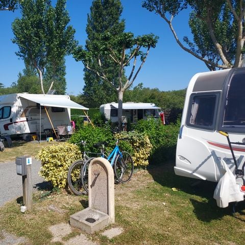 Kampeerplaats - Pakket 2: standplaats + 1 voertuig + elektriciteit 6 A