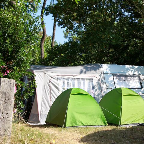 Pitch - Package: SITE + 2 people + 1 car + 10A electricity