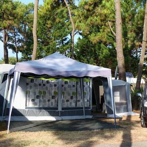 EMPLACEMENT - Forfait: EMPLACEMENT + 2 personnes + 1 voiture + électricité 10A