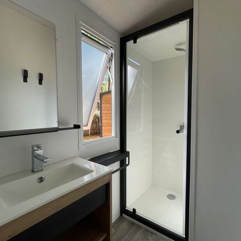 Mobilheim 6 Personen - MH Modulo DUO BOIS 2 Zimmer 29 m² mit überdachter Holzterrasse und Holzterrasse Solarium