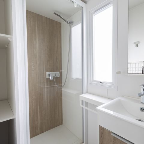 Stacaravan 4 personen - MALAGA 27m² - 2 kamers met halfoverdekt houten terras.