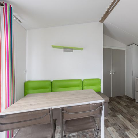 MOBILHOME 4 personas - MALAGA 27m² - 2 dormitorios con terraza semicubierta de madera.