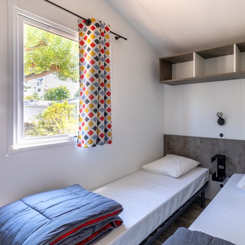 Stacaravan 4 personen - MALAGA BOIS 27m² - 2 kamers - 4 slaapplaatsen, halfoverdekt houten terras