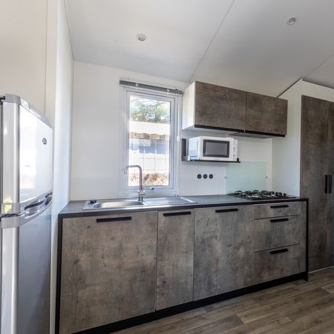 Stacaravan 4 personen - MALAGA BOIS 27m² - 2 kamers - 4 slaapplaatsen, halfoverdekt houten terras