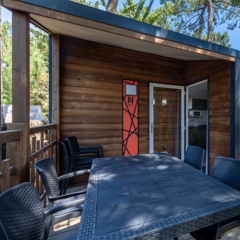 Stacaravan 4 personen - MALAGA BOIS 27m² - 2 kamers - 4 slaapplaatsen, halfoverdekt houten terras