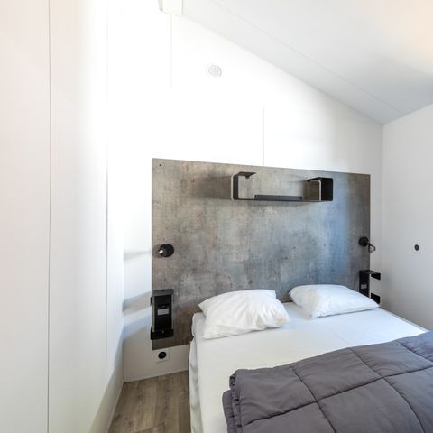 Stacaravan 4 personen - MALAGA BOIS 27m² - 2 kamers - 4 slaapplaatsen, halfoverdekt houten terras
