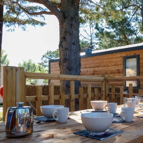 Mobilheim 4 personen - MALAGA BOIS 27m² - 2 Schlafzimmer - 4 pers, halbüberdachte Holzterrasse