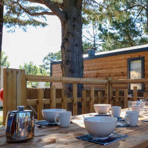 Stacaravan 4 personen - MALAGA BOIS 27m² - 2 kamers - 4 slaapplaatsen, halfoverdekt houten terras