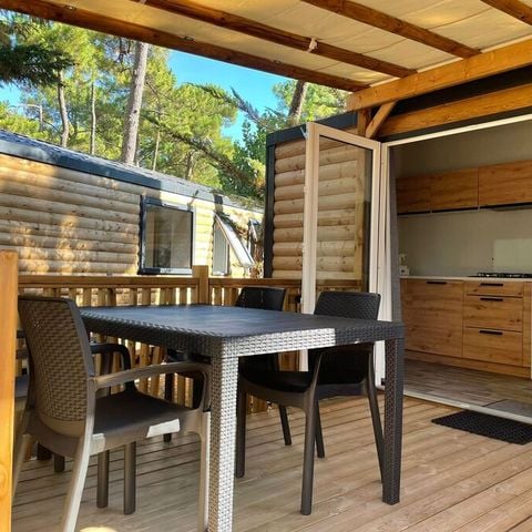 Stacaravan 4 personen - BAHIA BOIS 29m² - 2 kamers met een overdekt houten terras en een solarium terras