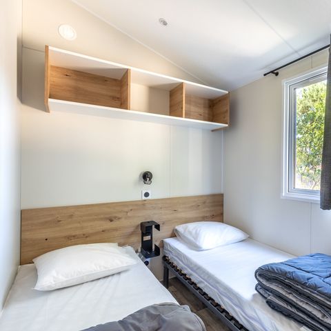 Stacaravan 4 personen - BAHIA BOIS 29m² - 2 kamers met een overdekt houten terras en een solarium terras