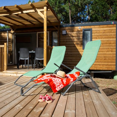 Stacaravan 4 personen - BAHIA BOIS 29m² - 2 kamers met een overdekt houten terras en een solarium terras