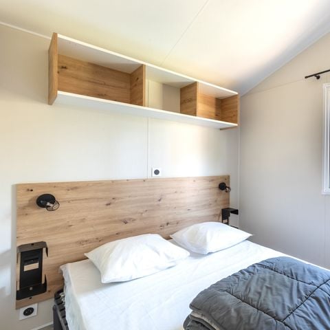 Stacaravan 4 personen - BAHIA BOIS 29m² - 2 kamers met een overdekt houten terras en een solarium terras
