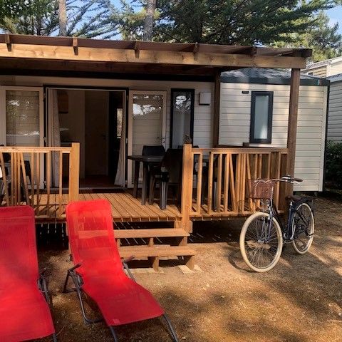 Mobilheim 4 Personen - BAHIA 2023 - 29m² 2 Zimmer mit überdachter Holzterrasse - inklusive Geschirrspüler