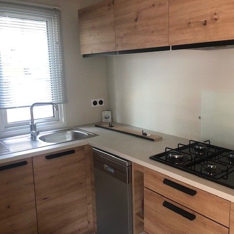 Mobilheim 4 Personen - BAHIA 2023 - 29m² 2 Zimmer mit überdachter Holzterrasse - inklusive Geschirrspüler