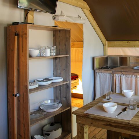 SafariZelt 4 Personen - Zelt ECOLODGE 21m² - 2 Zimmer ohne Wasseranschluss mit kleiner halbüberdachter Holzterrasse.