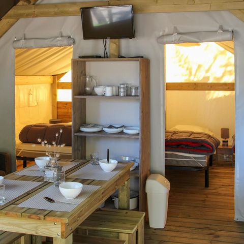 Safaritent 4 personen - ECOLODGE 21m² - 2-slaapkamer tent met klein halfoverdekt houten terras.