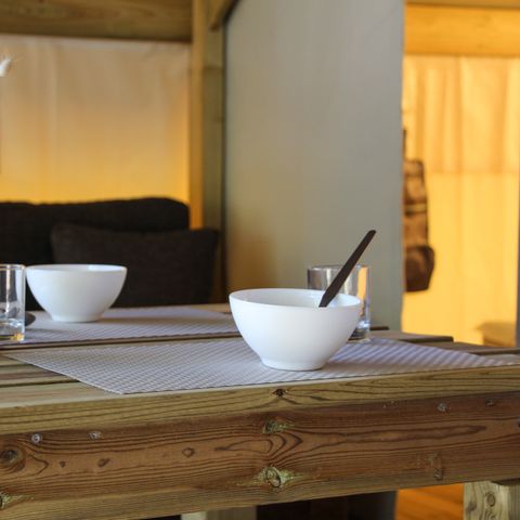 Safaritent 4 personen - ECOLODGE 21m² - 2-slaapkamer tent met klein halfoverdekt houten terras.