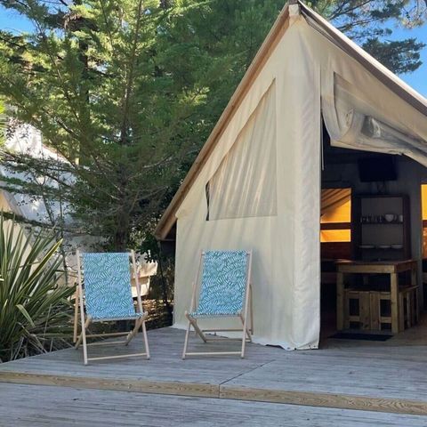 SafariZelt 4 Personen - Zelt ECOLODGE 21m² - 2 Zimmer ohne Wasseranschluss mit kleiner halbüberdachter Holzterrasse.