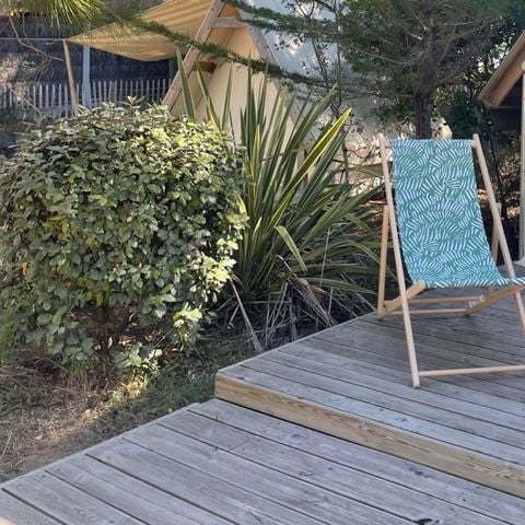 Safaritent 4 personen - ECOLODGE 21m² - 2-slaapkamer tent met klein halfoverdekt houten terras.