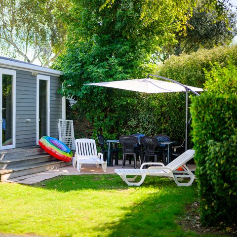 Mobilheim 4 personen - D/ KOMFORT-COTTAGE mit 2 Schlafzimmern – 30 m² – Terrasse mit Sonnenschirm für 4 Personen