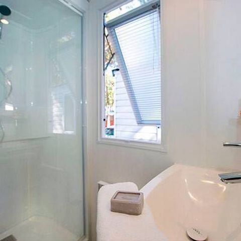 Bungalow 5 personen - Mobilheim | Comfort | 2 Zi. | 5 Pers. | Einfache Terrasse | Clim.