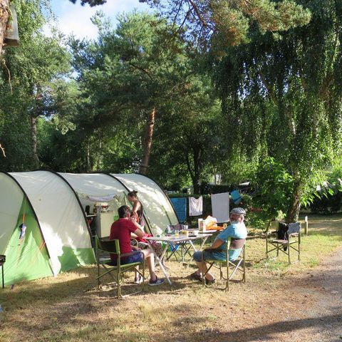 Kampeerplaats - Standplaats voor tent + 1 auto + elektriciteit 10A + water 2/6 pers