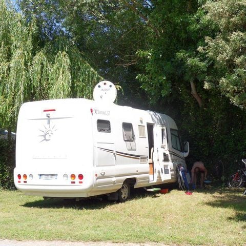 EMPLACEMENT - Emplacement tente  + 1 voiture + électricité 10A +eau
