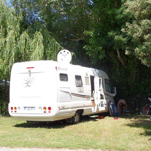 STAANPLAATS - Standplaats voor tent + 1 auto + 10A elektriciteit + water